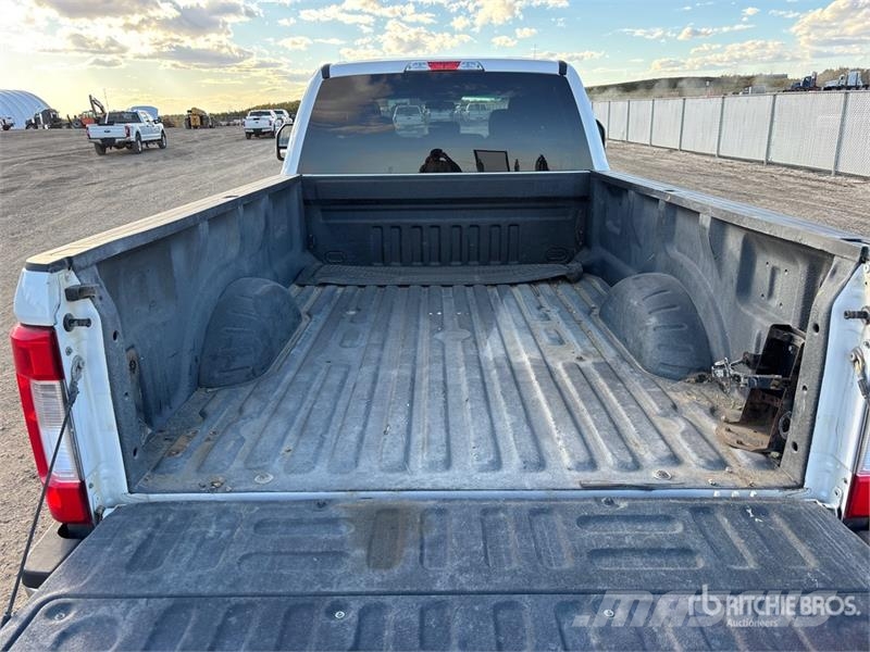 Ford F-350 XLT 4x4 Crew Cab Pickup Other