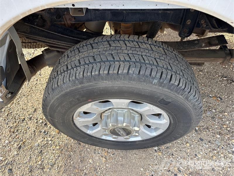 Ford F-350 XLT 4x4 Crew Cab Pickup (Inoperable) Övriga bilar