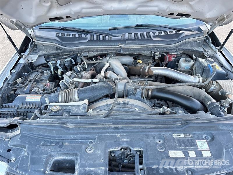 Ford F-350 XLT 4x4 Crew Cab Pickup Ostalo