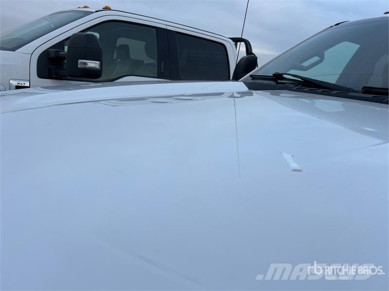 Ford F-350 XLT 4x4 Crew Cab Pickup Egyéb