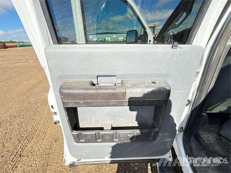 Ford F-350 XLT 4x4 Crew Cab Pickup Drugi