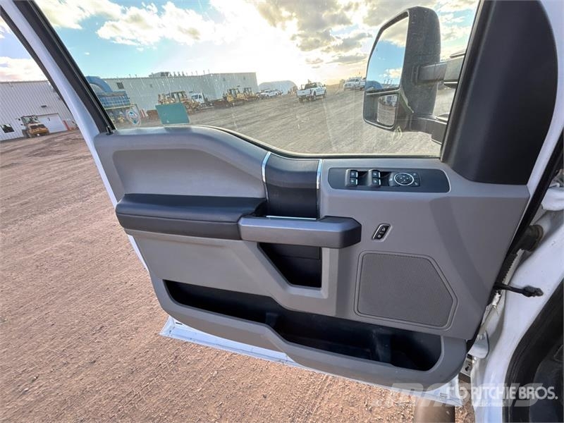 Ford F-350 XLT 4x4 Crew Cab Pickup Other