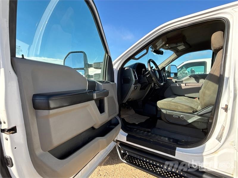 Ford F-350 XLT 4x4 Crew Cab Utility Truck Пікапи / Бічне розвантаження