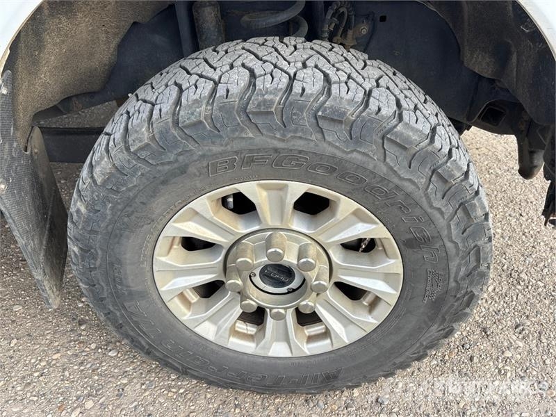 Ford F-350 XLT 4x4 Crew Cab Pickup Ostalo