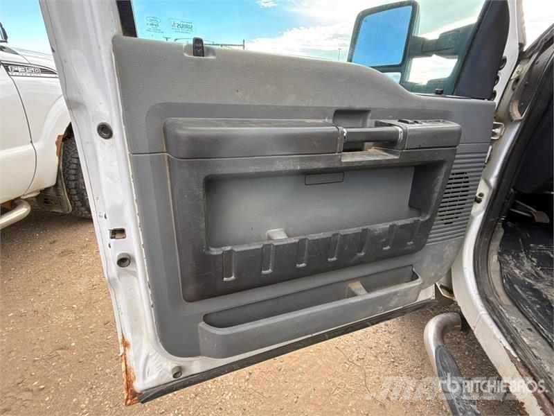 Ford F-350 XLT 4x4 Crew Cab Pickup 其他