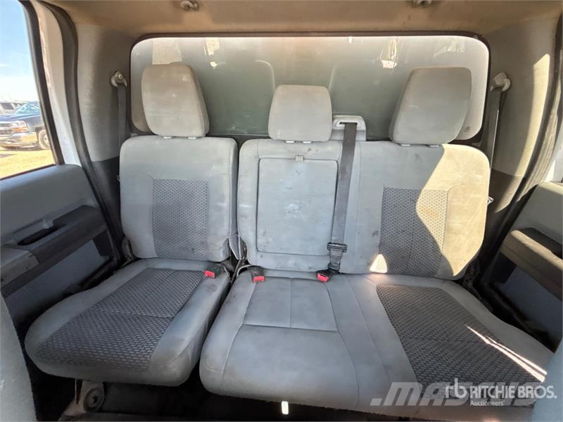 Ford F-350 XLT 4x4 Crew Cab Pickup Kita
