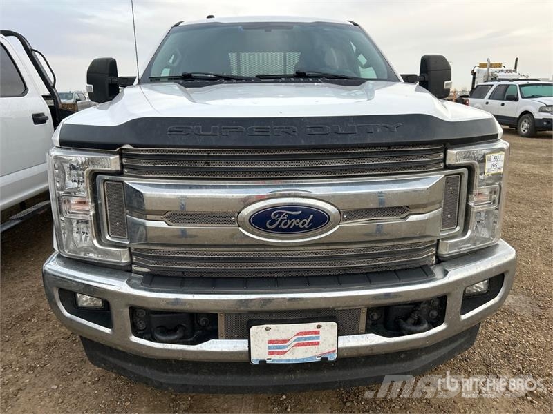Ford F-350 XLT 4x4 Crew Cab Pickup Egyéb
