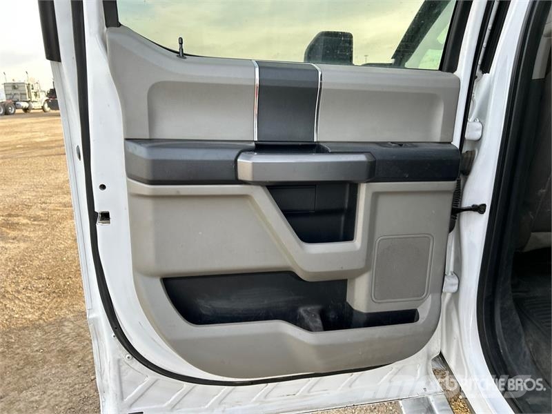 Ford F-350 XLT 4x4 Crew Cab Pickup أخرى