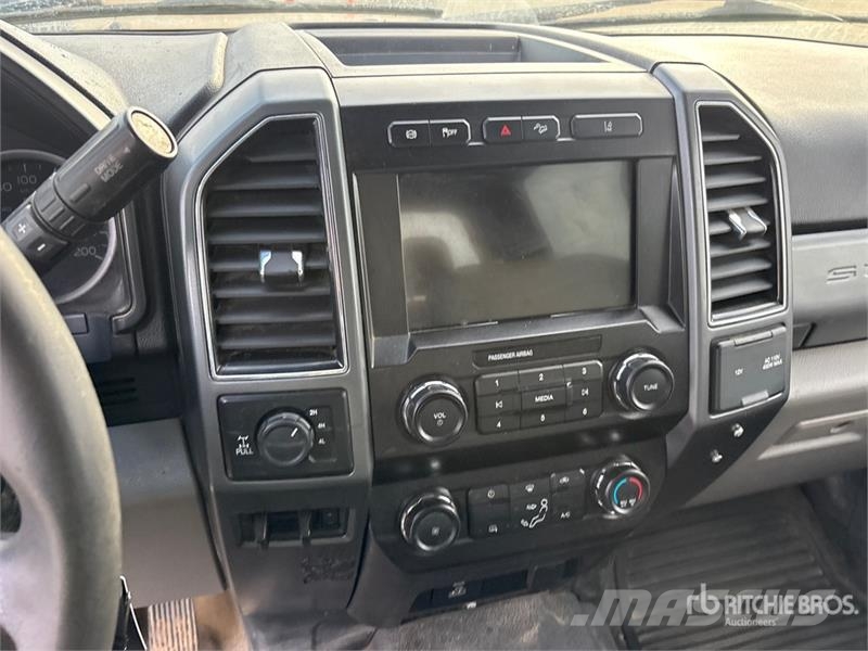 Ford F-350 XLT 4x4 Crew Cab Pickup Ostalo