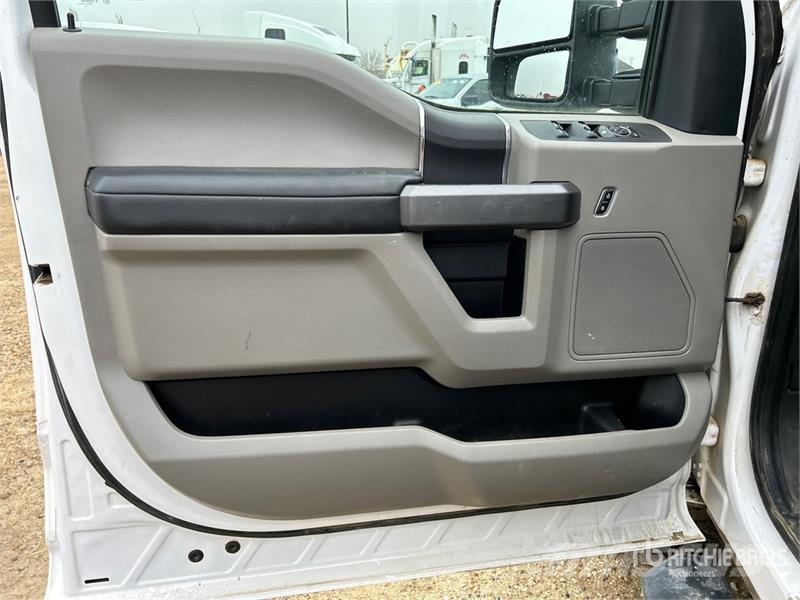 Ford F-350 XLT 4x4 Crew Cab Pickup أخرى
