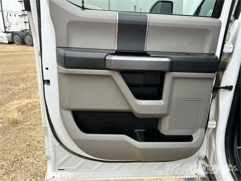 Ford F-350 XLT 4x4 Crew Cab Pickup أخرى