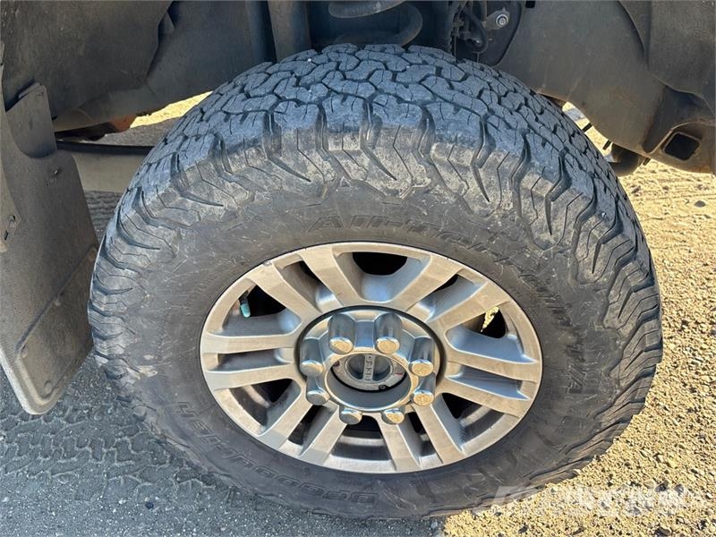 Ford F-350 XLT 4x4 Crew Cab Pickup Ostalo