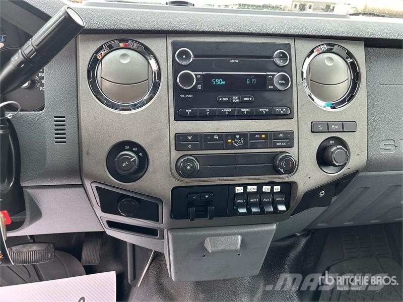 Ford F-350 XLT 4x4 Crew Cab Pickup Ostalo