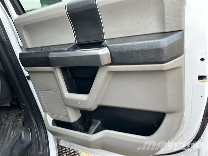 Ford F-350 XLT 4x4 Crew Cab Pickup Egyéb