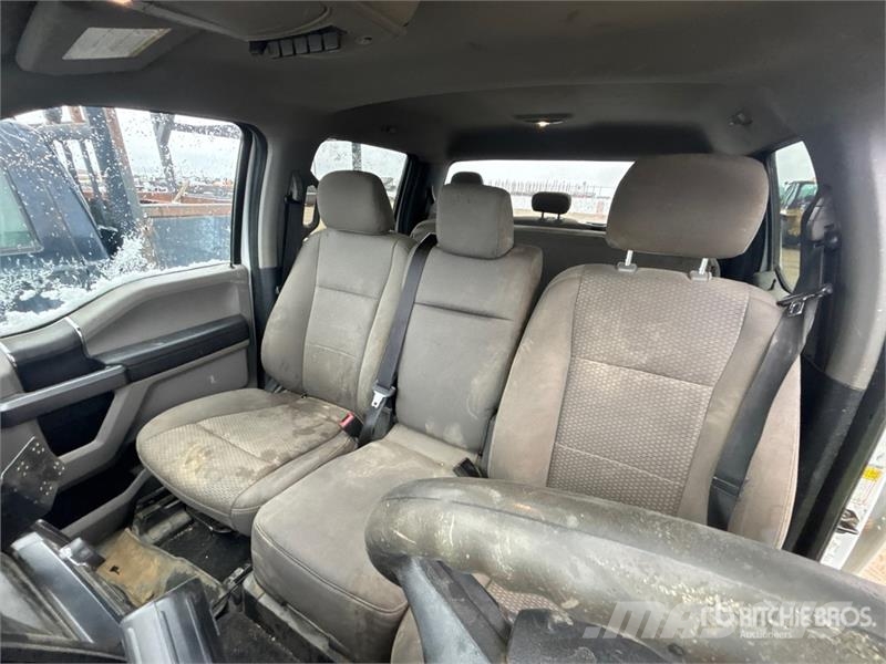 Ford F-350 XLT 4x4 Crew Cab Pickup (Inoperable) Muu