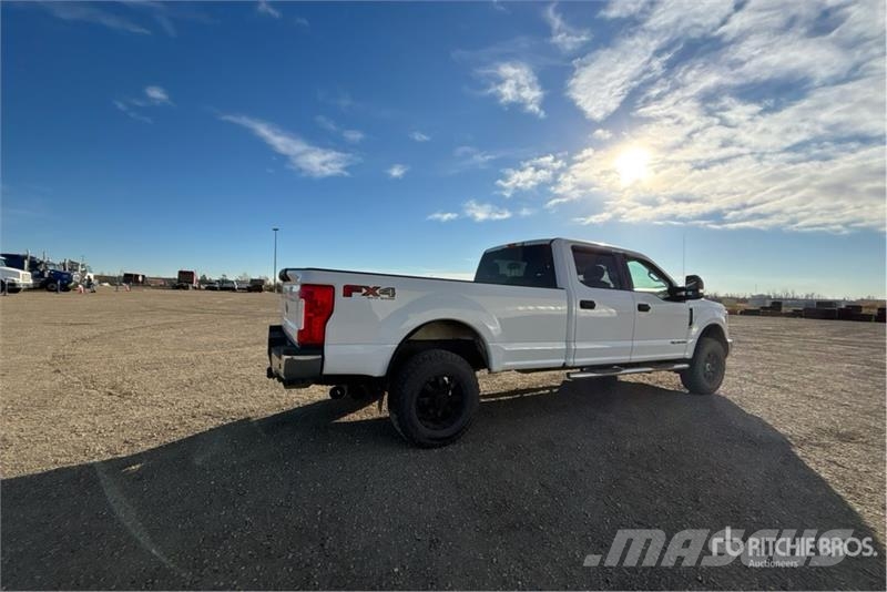 Ford F-350 XLT 4x4 Crew Cab Pickup Ostalo