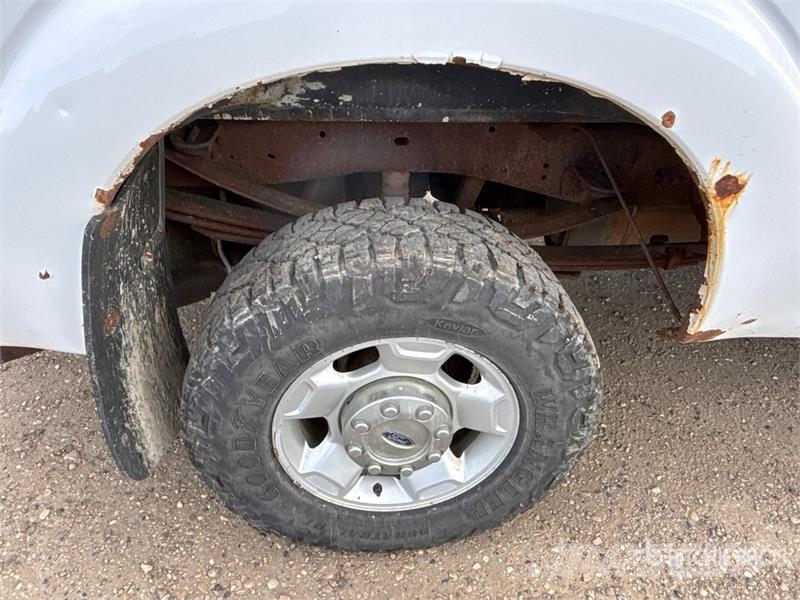 Ford F-350 XLT 4x4 Crew Cab Pickup 其他
