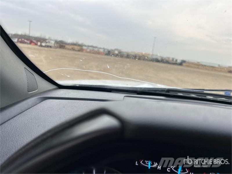 Ford F-350 XLT 4x4 Crew Cab Pickup Egyéb