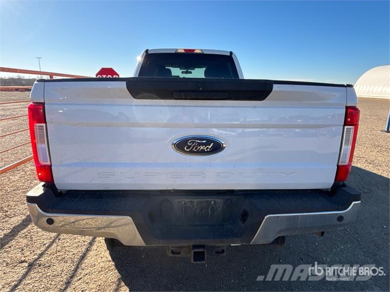 Ford F-350 XLT 4x4 Crew Cab Pickup Ostalo