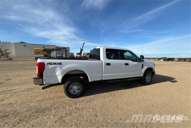 Ford F-350 XLT 4x4 Crew Cab Pickup Anders