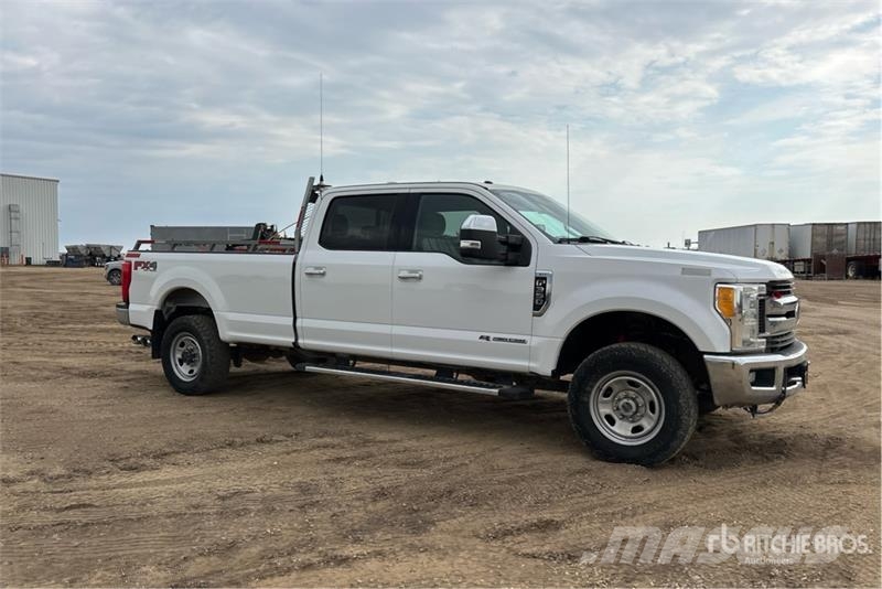 Ford F-350 XLT 4x4 Crew Cab Pickup Ostalo
