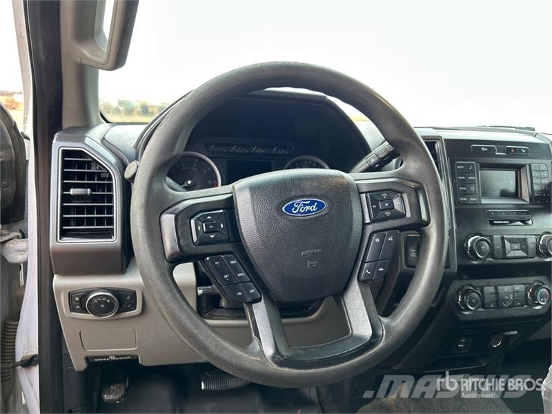 Ford F-350 XLT 4x4 Crew Cab Pickup Egyéb