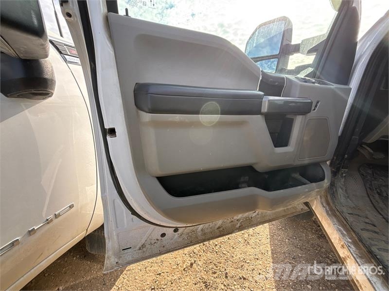 Ford F-350 XLT 4x4 Crew Cab Pickup Ostalo