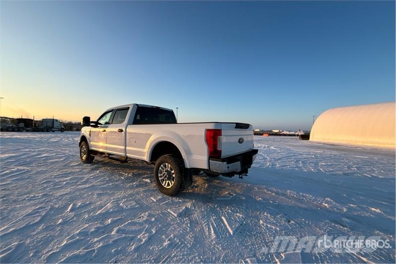 Ford F-350 XLT 4x4 Crew Cab Pickup Muu