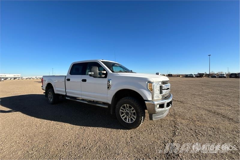 Ford F-350 XLT 4x4 Crew Cab Pickup Ostalo