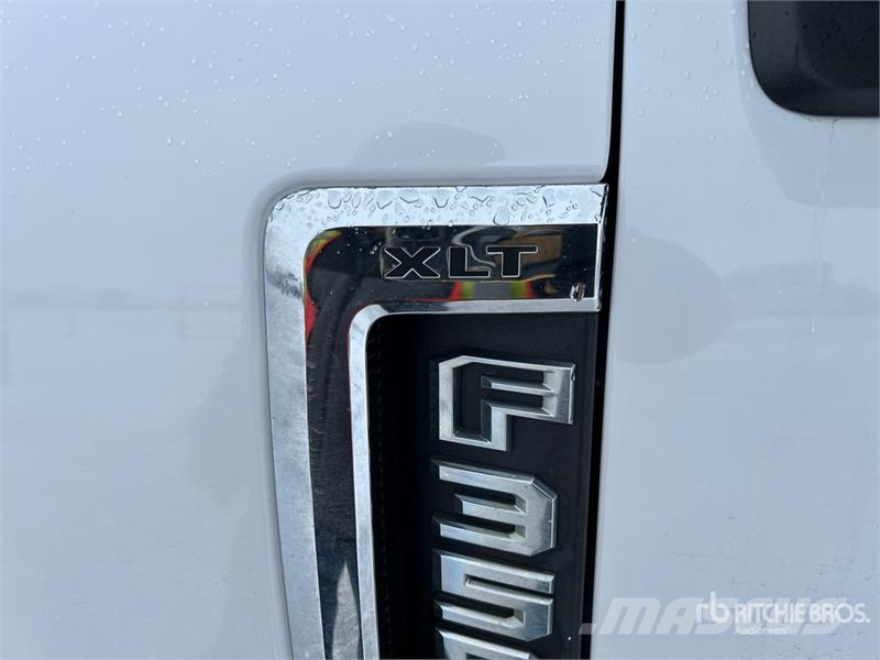 Ford F-350 XLT 4x4 Crew Cab Pickup Ostalo