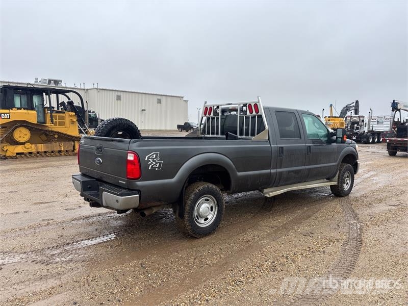 Ford F-350 XLT 4x4 Crew Cab Pickup Ostalo