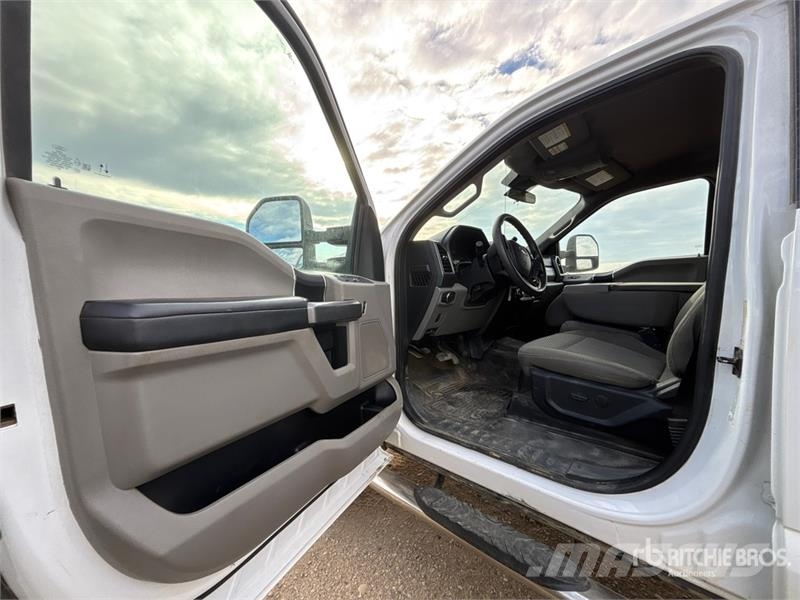 Ford F-350 XLT 4x4 Crew Cab Pickup Ostalo