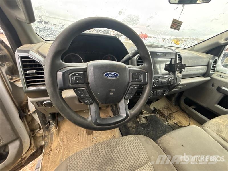 Ford F-350 XLT 4x4 Crew Cab Pickup (Inoperable) Muu