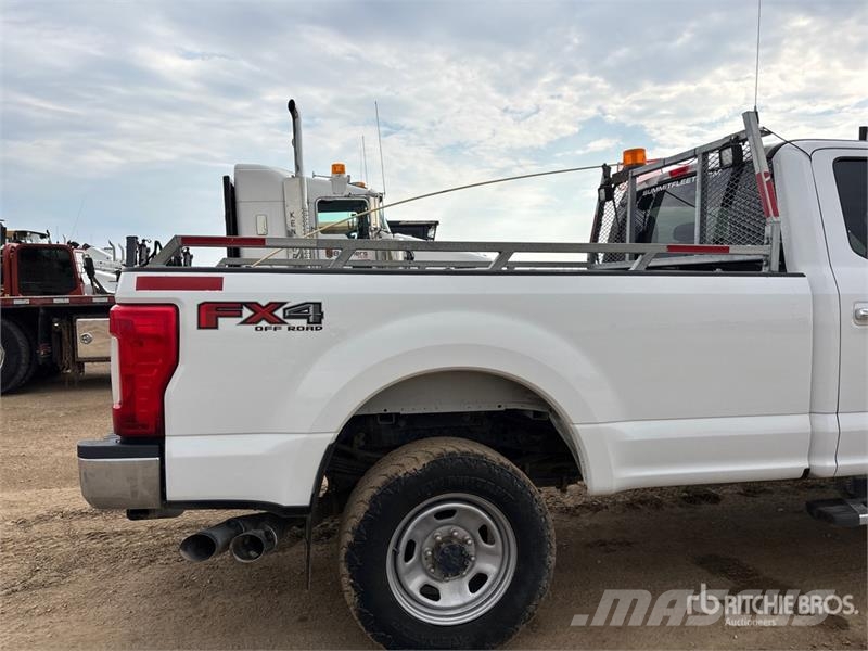 Ford F-350 XLT 4x4 Crew Cab Pickup Ostalo