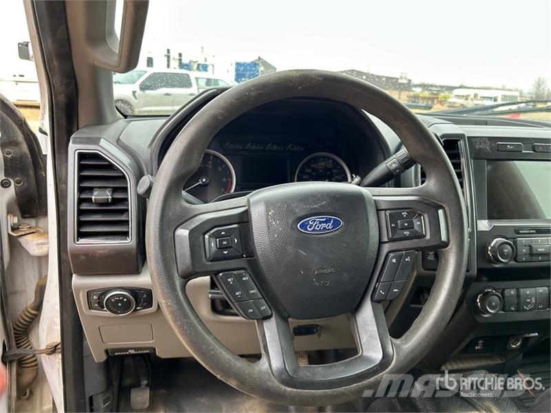 Ford F-350 XLT 4x4 Crew Cab Pickup أخرى