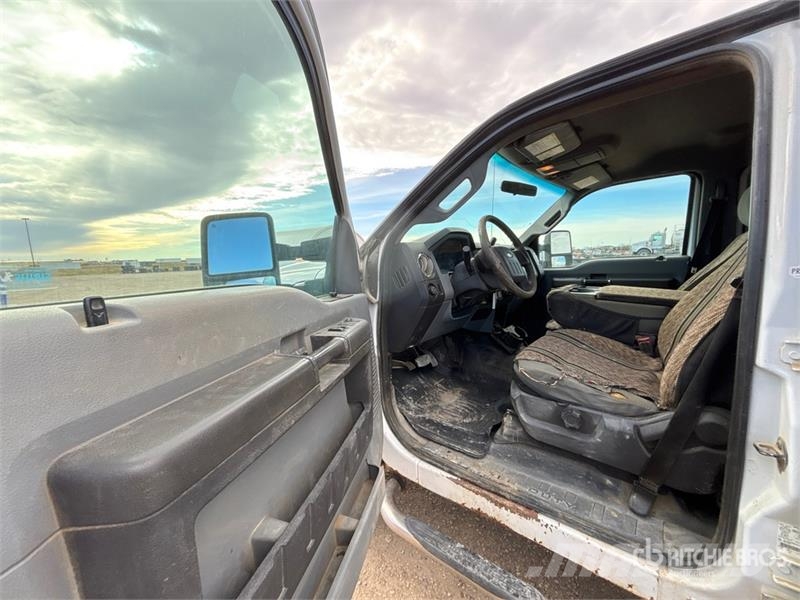Ford F-350 XLT 4x4 Crew Cab Pickup 其他