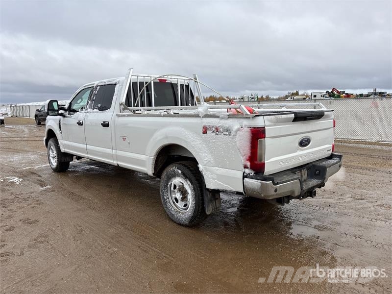 Ford F-350 XLT 4x4 Crew Cab Pickup 其他