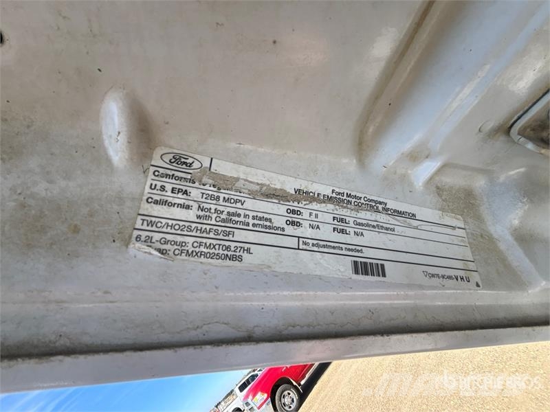 Ford F-350 XLT 4x4 Crew Cab Pickup Kita