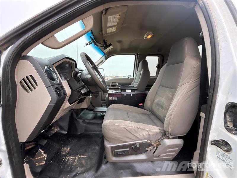 Ford F-350 XLT 4x4 Extended Cab Utility Truck Ldv/dropside