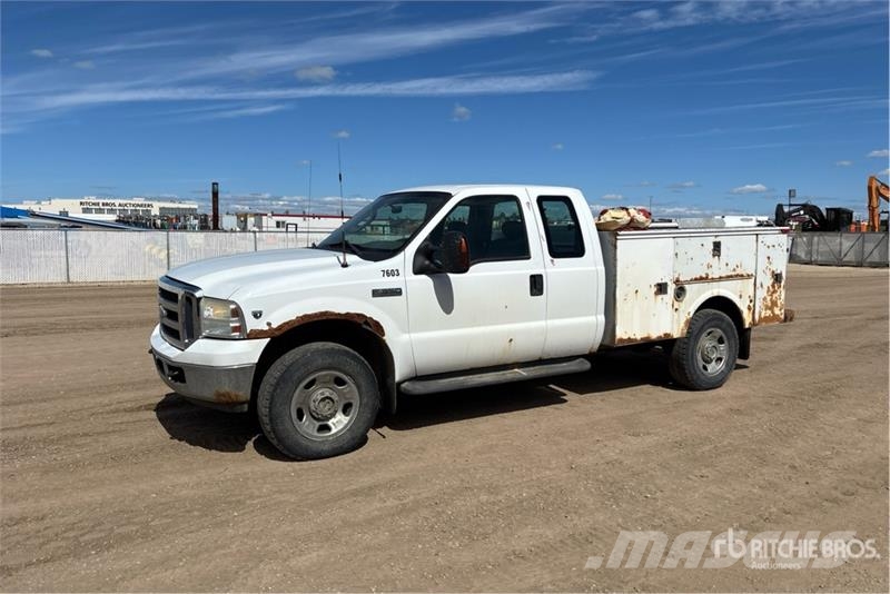 Ford F-350 XLT 4x4 Extended Cab Utility Truck Пікапи / Бічне розвантаження