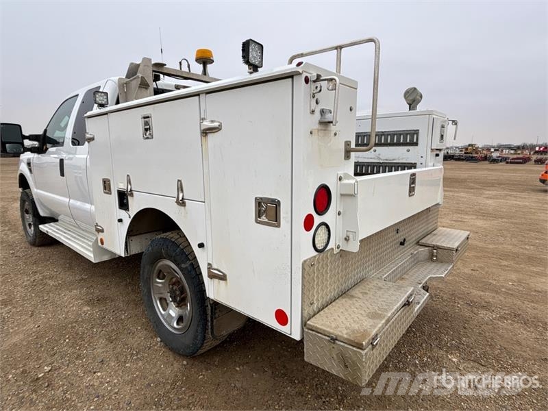Ford F-350 XLT 4x4 Extended Cab Utility Truck Ldv/dropside