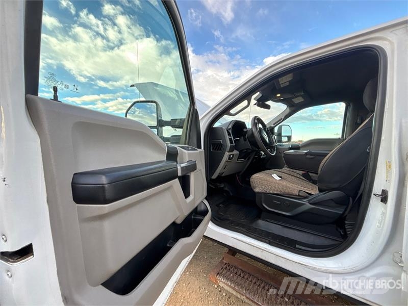 Ford F-350 XLT XLT 4x4 Crew Cab Flatbed Truck Camiones plataforma