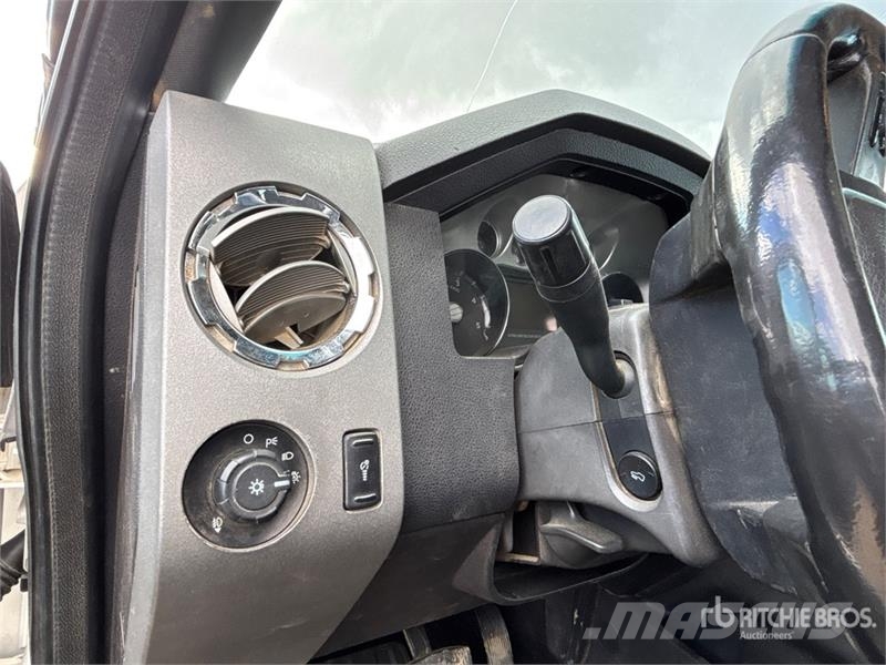 Ford F-450 4x4 Crew Cab Pickup Ostalo