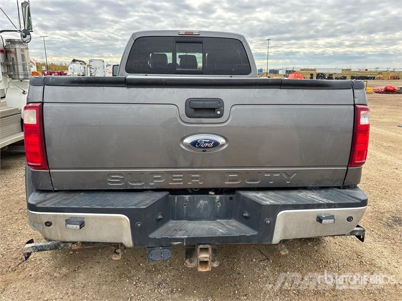 Ford F-450 Lariat 4x4 Crew Cab Pickup Andre varebiler