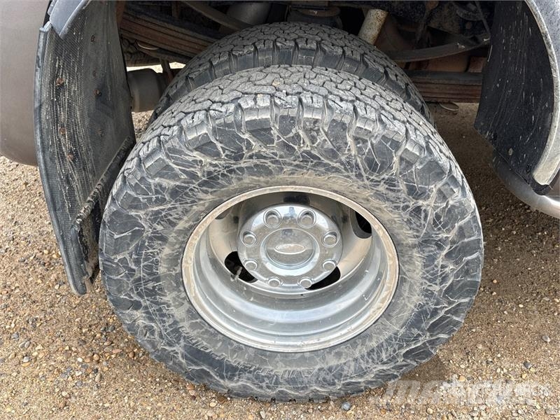 Ford F-450 Lariat 4x4 Crew Cab Pickup Andre varebiler