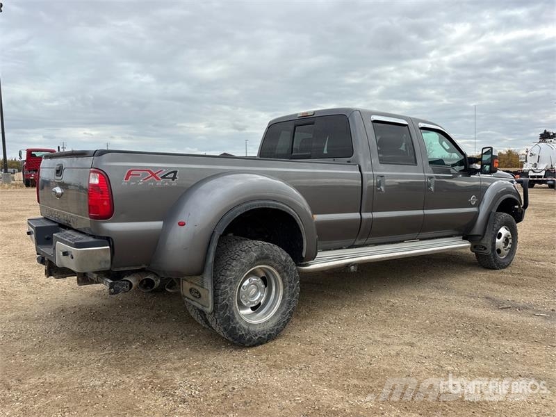 Ford F-450 Lariat 4x4 Crew Cab Pickup Andre varebiler