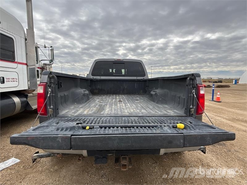 Ford F-450 Lariat 4x4 Crew Cab Pickup Andre varebiler