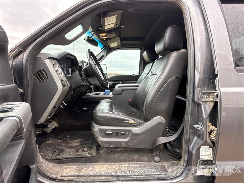 Ford F-450 Lariat 4x4 Crew Cab Pickup Andre varebiler