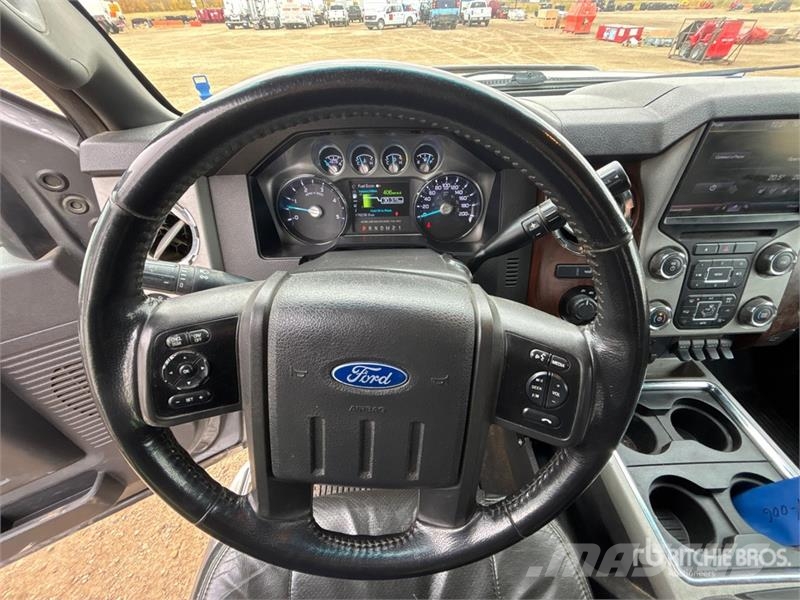 Ford F-450 Lariat 4x4 Crew Cab Pickup Andre varebiler
