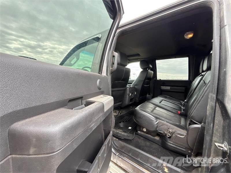 Ford F-450 Lariat 4x4 Crew Cab Pickup Andre varebiler